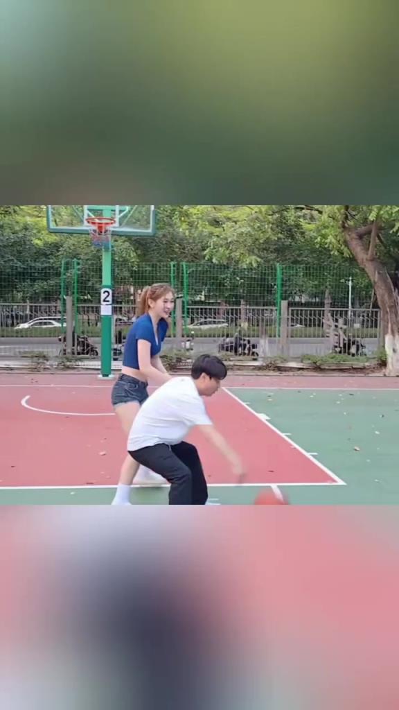 集夢(mèng)會(huì)長(zhǎng)背打一米8的女生，這是真打球啊！