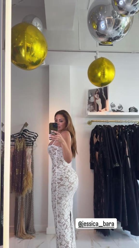 徐娘半老！皮蓬前妻穿吊帶裙自拍，這身材也太炸裂了！