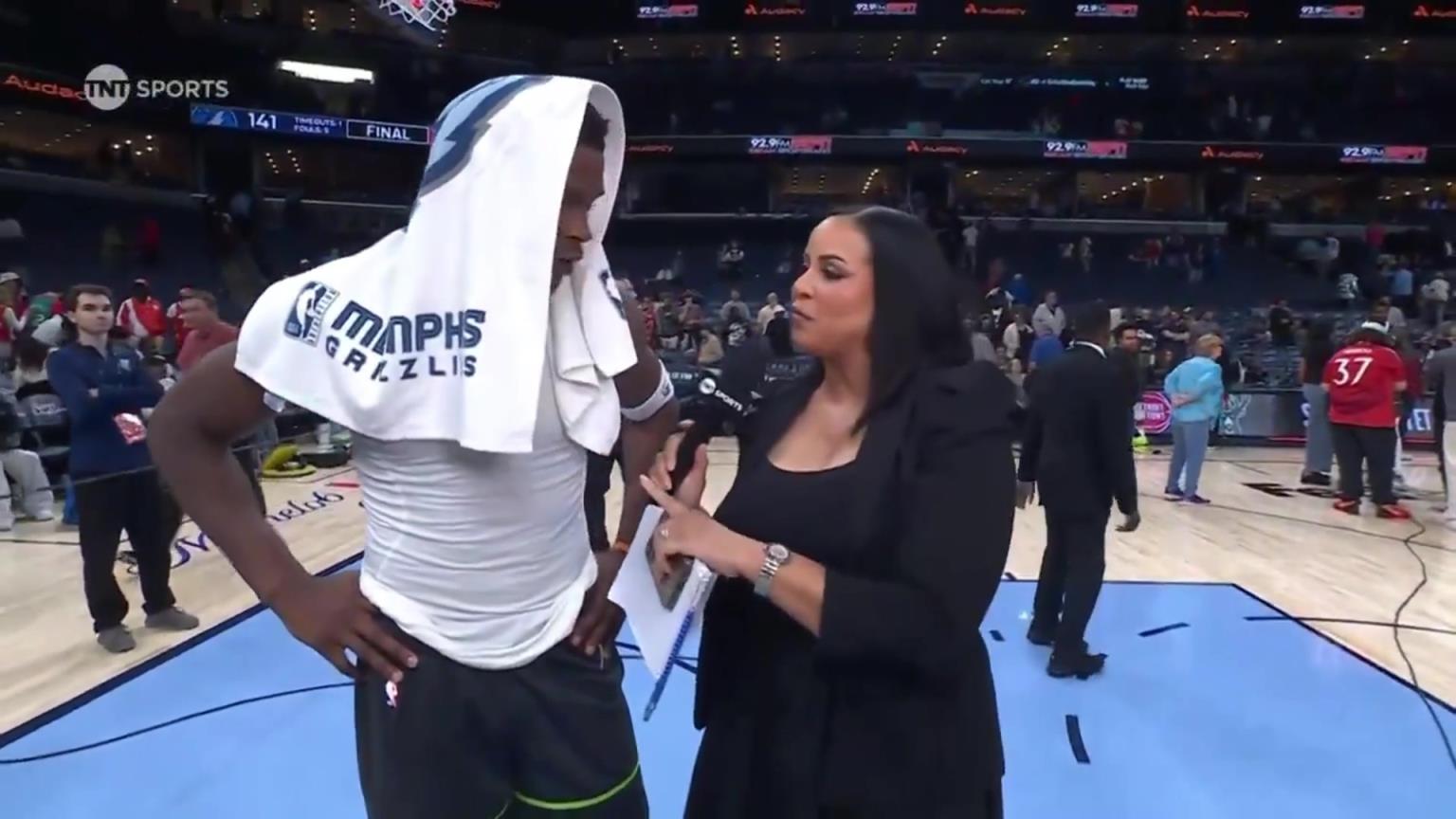 華子賽后接受一位豐滿女記者的采訪！