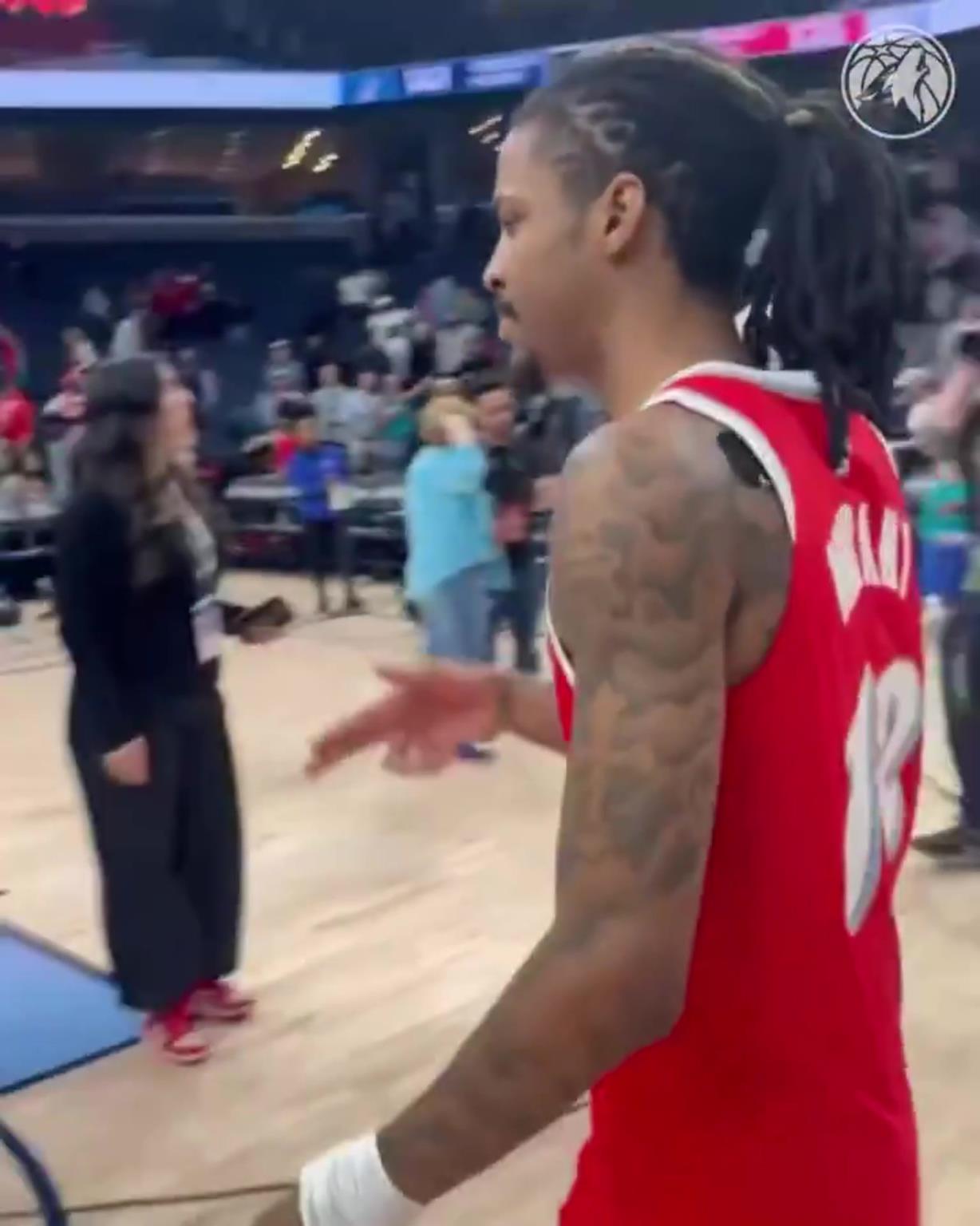 笑死！莫蘭特賽后與華子握手，竟然也是比出“手槍”的手勢