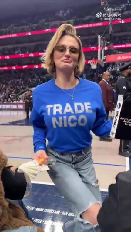 主場不準球迷打印“解雇Nico”標語，女球迷就出此下策