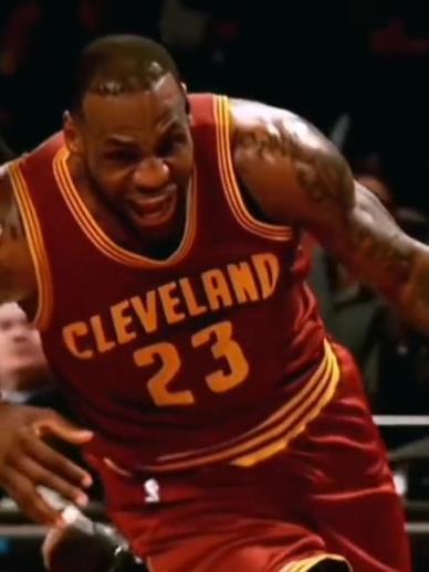 老詹這恐怖的大體格，完美詮釋什么叫“人型坦克”！