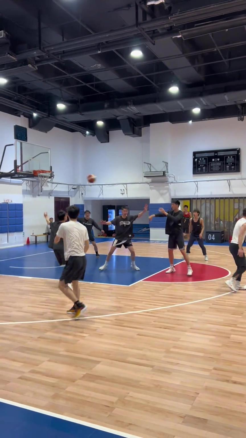 對手回家后：老婆，我今天在野球場匹配到巔峰馬刺隊(duì)了！