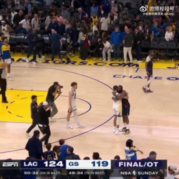 09雙雄傾盡全力！哈登和庫里賽后第一時間擁抱在一起