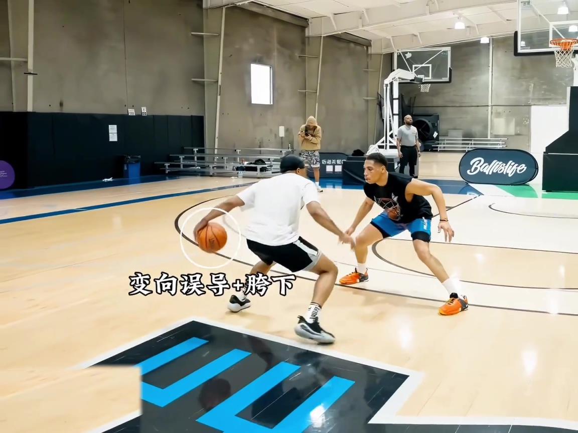 “實戰(zhàn)中的節(jié)奏過人動作鑒賞，連續(xù)胯下變向舞蹈銜接頓拜突破”