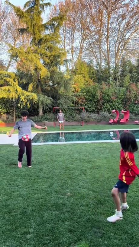 馬塞洛和兒子隔水相傳！大兒子腳法有點東西的！