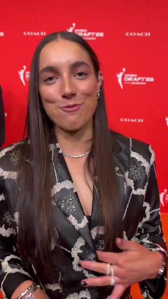 少爺真全能?。⊥龠€幫WNBA新秀妹子們設計今晚的服裝