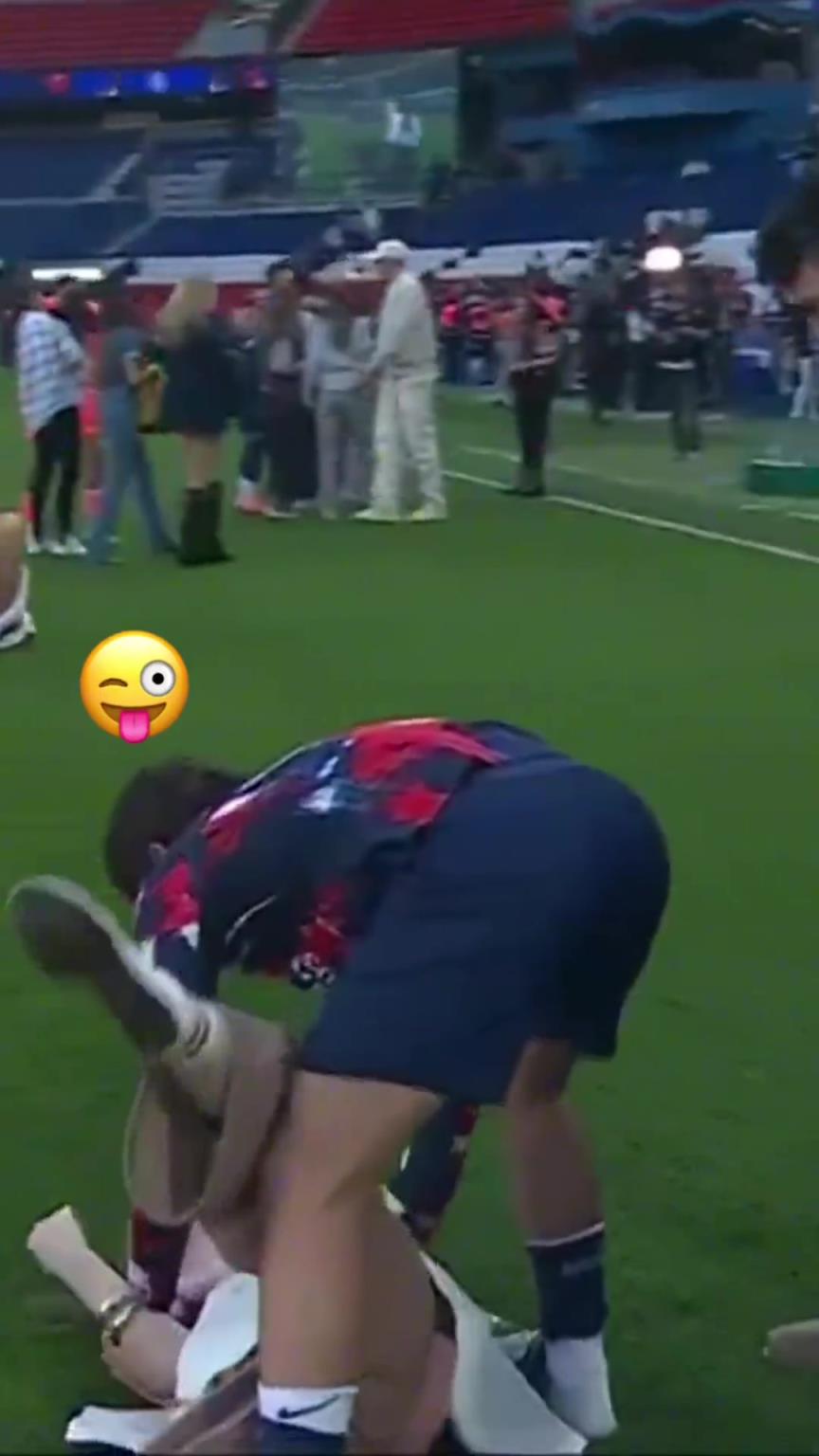 玩這么花??？內(nèi)維斯在家人面前把自己女友按倒在地