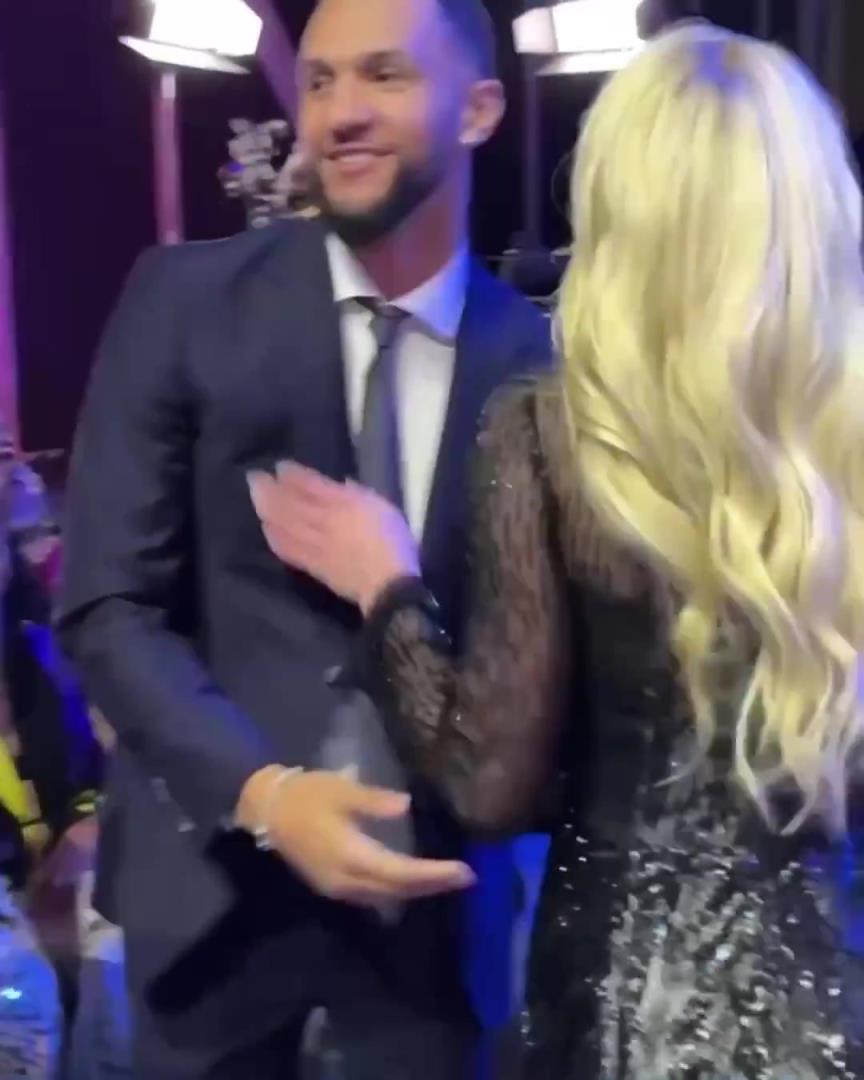 身材姣好！薩格斯的女友海莉被芝加哥天空選中！兩人接吻慶祝