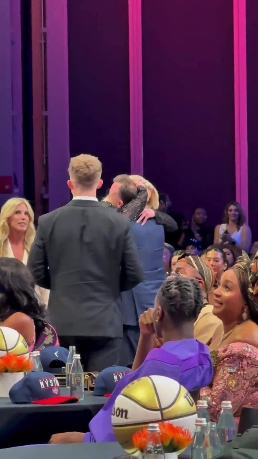 吧友們想看的正臉來了！薩格斯的女友海莉被選中后感覺快哭了