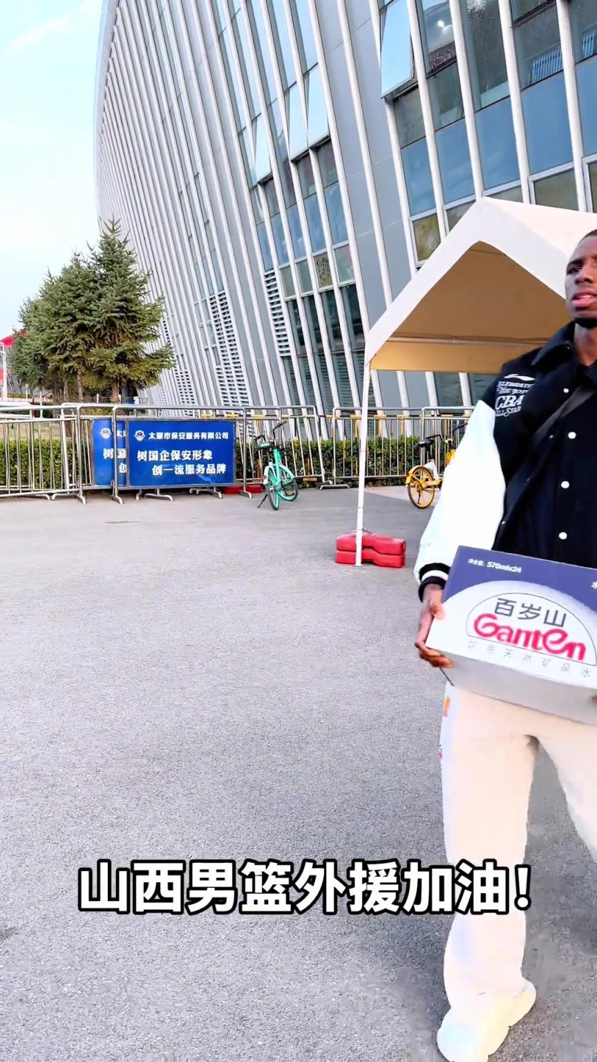 不是！你們山西外援合同還包括搬水的？