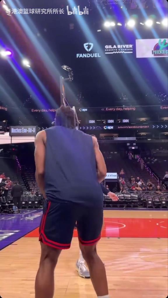 機(jī)器人級(jí)別的靜態(tài)身體！近距離看小卡的賽前熱身！