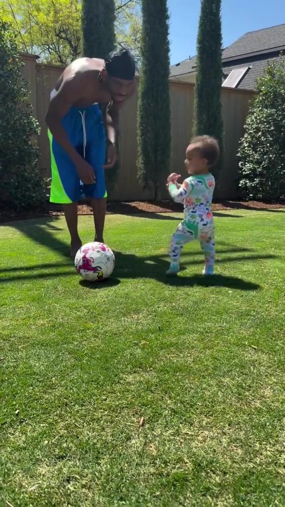 足球要從娃娃抓起！SGA帶娃踢足球，小孩摔倒時(shí)鼓掌“嘲笑”！