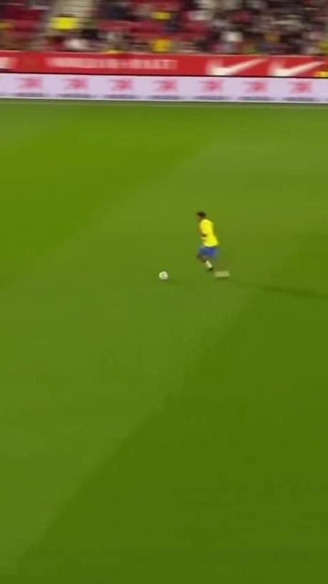 45歲還開(kāi)掛！小羅再現(xiàn)牛尾巴過(guò)人，微笑單挑門(mén)將輕松打進(jìn)